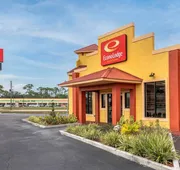Econo Lodge Inn & Suites Maingate Central hotel detail image 4