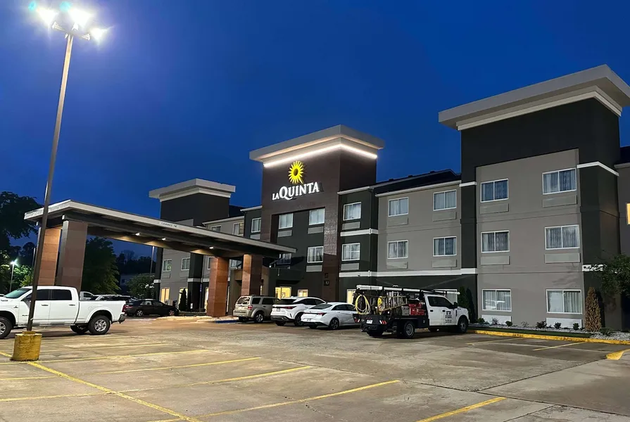 La Quinta Inn & Suites by Wyndham Fayetteville hotel detail image 2