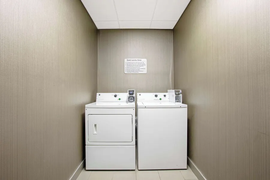 La Quinta Inn & Suites by Wyndham Fayetteville hotel detail image 6