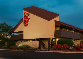 Red Roof Inn Chicago - Downers Grove hotel thumbnail 2