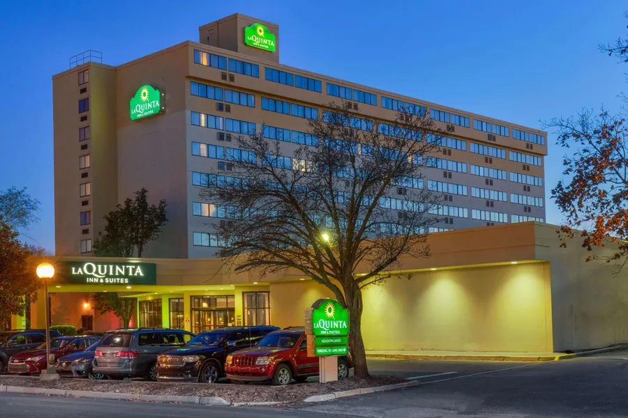 La Quinta Inn & Suites by Wyndham Secaucus Meadowlands hotel detail image 2