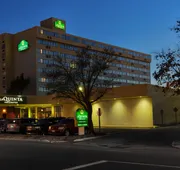 La Quinta Inn & Suites by Wyndham Secaucus Meadowlands hotel detail image 3