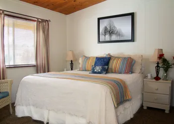 Redwood Suites hotel thumbnail 8