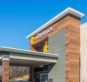 La Quinta Inn & Suites by Wyndham Aberdeen-APG hotel detail image 3