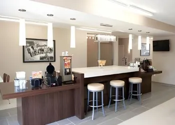 Super 8 by Wyndham Stanton hotel thumbnail 2