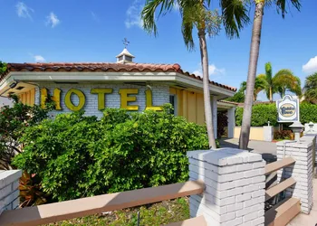 OYO Hotel Coral Gables - Miami Airport hotel thumbnail 2
