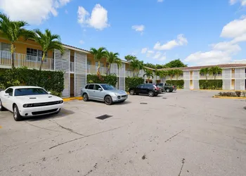 OYO Hotel Coral Gables - Miami Airport hotel thumbnail 3