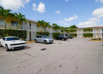OYO Hotel Coral Gables - Miami Airport hotel thumbnail 6