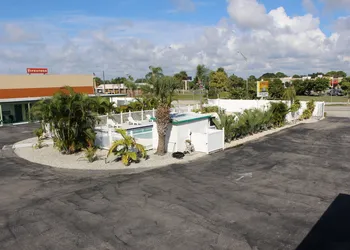 Sunshine Inn & Suites Venice, FL hotel thumbnail 2