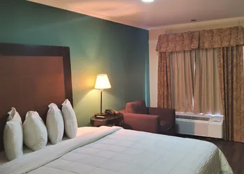 Deerfield Inn & Suites hotel thumbnail 5