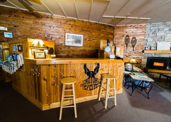 Hiawatha Lodge Inn hotel thumbnail 6