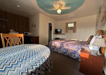 Holiday Motel hotel thumbnail 8