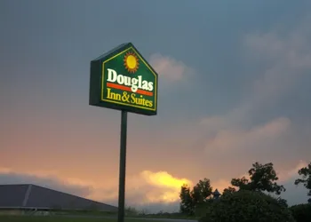 Douglas Inn & Suites hotel thumbnail 4