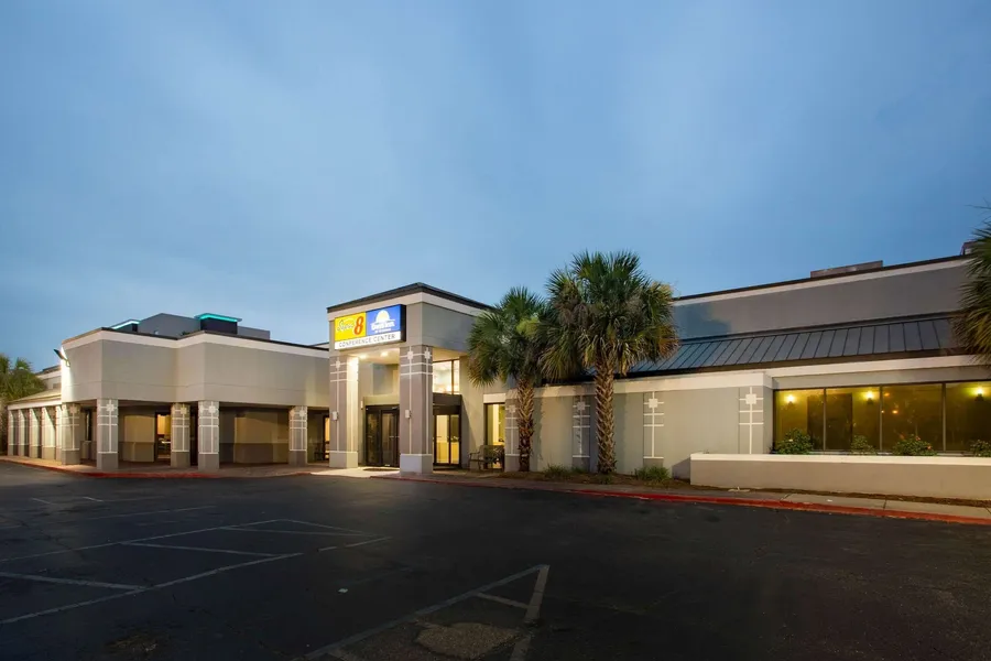 Super 8 by Wyndham Mobile I-65 hotel detail image 2