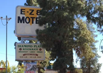 E-Z 8 Motel Phoenix Airporter hotel thumbnail 8