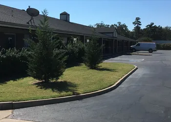 Redwood Inn and Suites hotel thumbnail 3