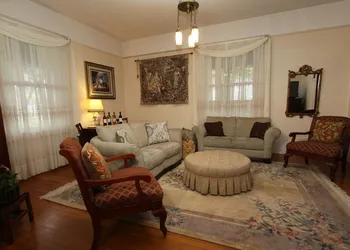 Kelley & Young Wine Garden Inn hotel thumbnail 4