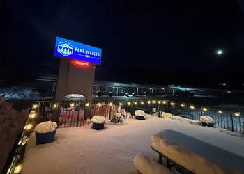 Pine Needles Inn hotel thumbnail 3