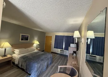 Pine Needles Inn hotel thumbnail 8