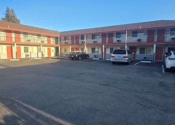 National 9 Santa Cruz hotel thumbnail 3