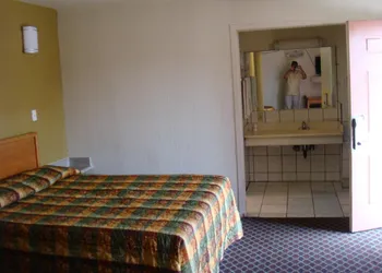 American Inn hotel thumbnail 2