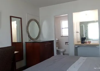 Travelers Beach Inn hotel thumbnail 5