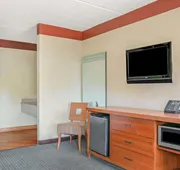 La Quinta Inn and Suites by Wyndham Miami Cutler Bay hotel detail image 3