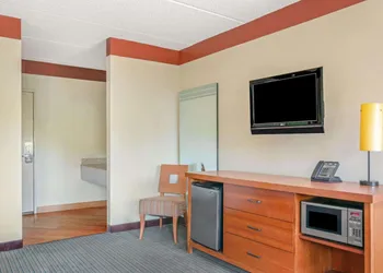 La Quinta Inn and Suites by Wyndham Miami Cutler Bay hotel thumbnail 3