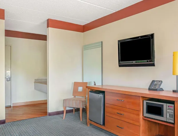 La Quinta Inn and Suites by Wyndham Miami Cutler Bay hotel detail image 2