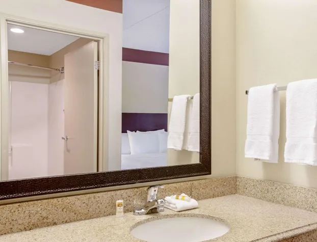 La Quinta Inn and Suites by Wyndham Miami Cutler Bay hotel detail image 4