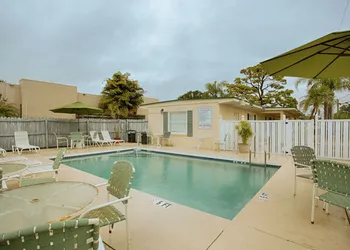 Island Breeze Inn hotel thumbnail 3