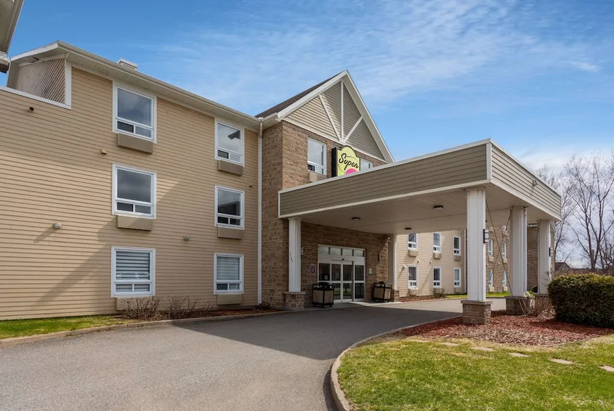 Super 8 by Wyndham Trois-Rivieres hotel detail image 2