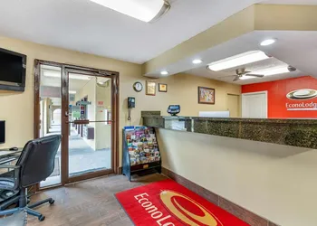 Econo Lodge Urbandale hotel thumbnail 3