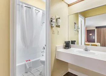 Econo Lodge Urbandale hotel thumbnail 7
