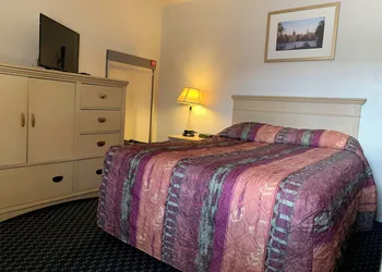 Surrey Motel hotel thumbnail 4