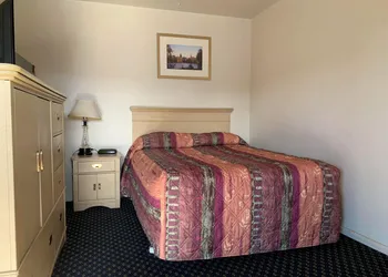 Surrey Motel hotel thumbnail 5