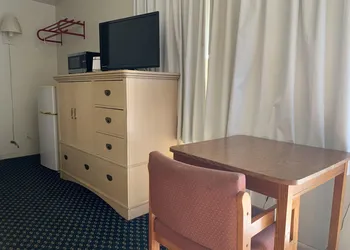 Surrey Motel hotel thumbnail 8