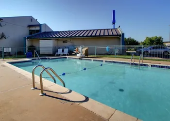 Quality Inn Shawnee North I-40 hotel thumbnail 2