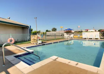 Quality Inn Shawnee North I-40 hotel thumbnail 8