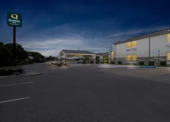 Quality Inn Shawnee North I-40 hotel thumbnail 2