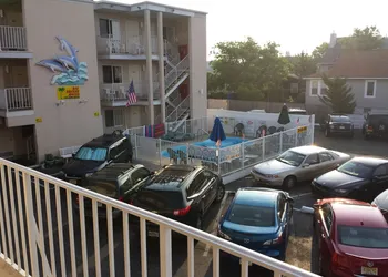 Bay Breeze Motel hotel thumbnail 3