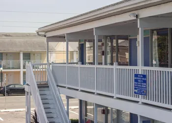 Blue Wave Inn hotel thumbnail 8