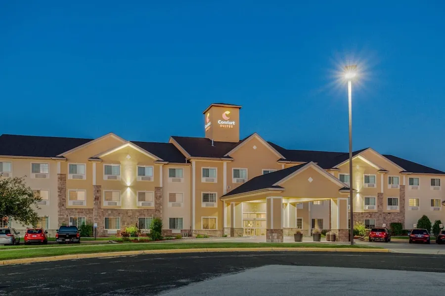 Comfort Suites Johnson Creek Conference Center hotel detail image 2