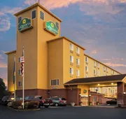 La Quinta Inn & Suites by Wyndham Portland Airport hotel detail image 3