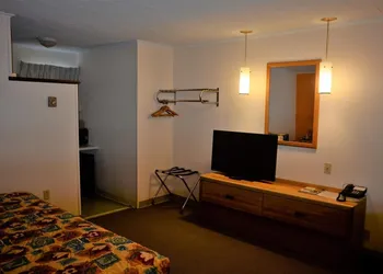 Budget Host Inn Iron Mountain hotel thumbnail 7