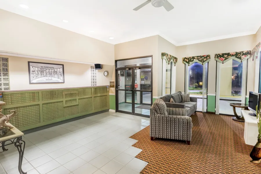 Super 8 by Wyndham Madison/Ridgeland Area hotel detail image 6