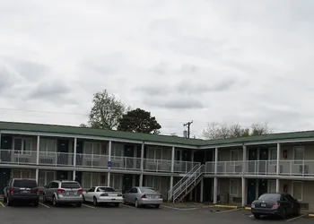 Super 7 Inn hotel thumbnail 2
