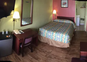 Super 7 Inn hotel thumbnail 3