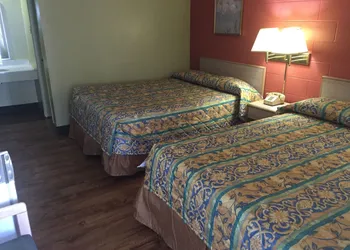 Super 7 Inn hotel thumbnail 7