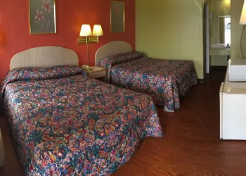 Super 7 Inn hotel thumbnail 8